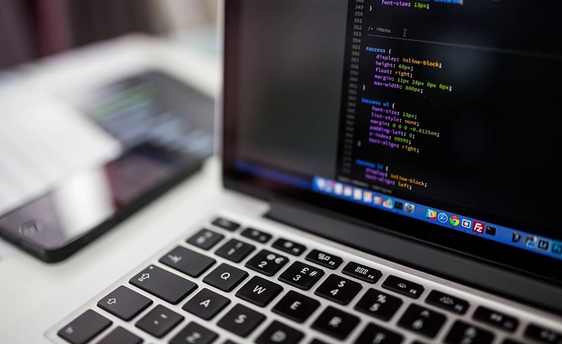 プログラミングコードを表示したノートパソコン